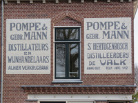 838859 Afbeelding van de twee geschilderde muurreclames 'Pompe & Gebr. Mann', distillateurs en wijnhandelaars te ...